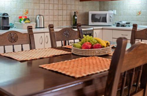 Makry Gialos Apartment | Liakoto Stonewall House Groundfloor