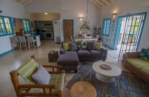 Black Rock House | Licorish by the Sea is splendidly set and secure!