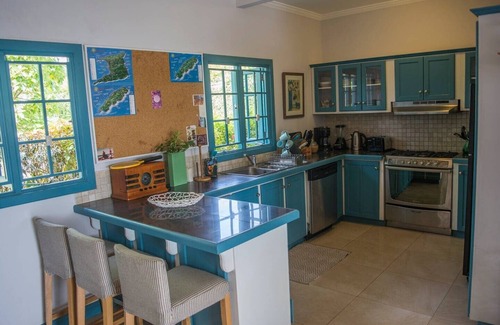 Black Rock House | Licorish by the Sea is splendidly set and secure!