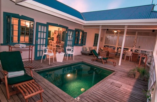 Black Rock House | Licorish by the Sea is splendidly set and secure!