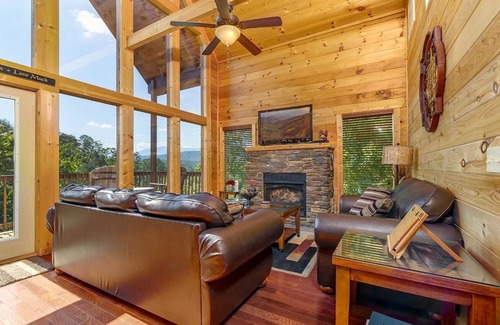 Pigeon Forge Cabin | Life Is Good by RedAwning