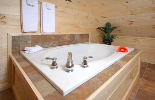 Pigeon Forge Cabin | Life Is Good by RedAwning