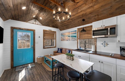 Fredericksburg House | Life's a Beach - 3 Acres with Hot Tub