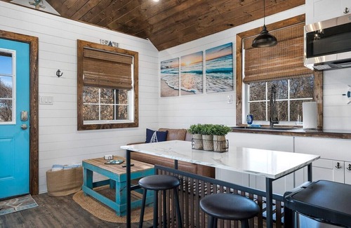 Fredericksburg House | Life's a Beach - 3 Acres with Hot Tub