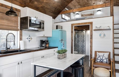 Fredericksburg House | Life's a Beach - 3 Acres with Hot Tub