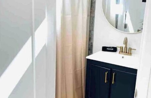 Redmond House | Light, bright & clean, studio guest suite with private entrance and hot tub!