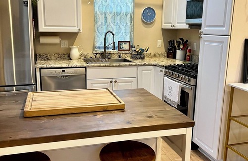 Lake Stevens Cottage | Light & Bright Modern Cottage with WiFi in charming Lake Stevens