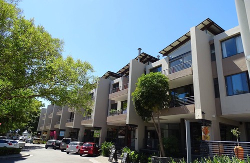 Scott Estate Apartment | Light&Bright top floor Apartment, a minute's walk to the beach!