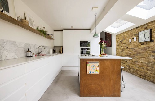 William Morris House | Light filled house five minutes from the tube, perfect for families!
