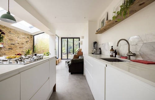William Morris House | Light filled house five minutes from the tube, perfect for families!