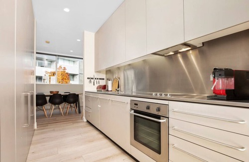 Auckland Central Business District House | Light Filled Multi-Storey Townhouse + Carpark