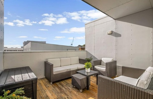 Auckland Central Business District House | Light Filled Multi-Storey Townhouse + Carpark