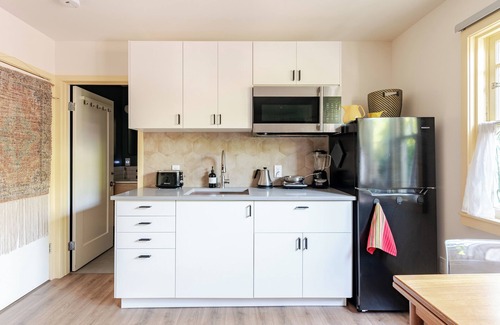 Emeryville Apartment | Light-filled Spacious Studio and Gardens