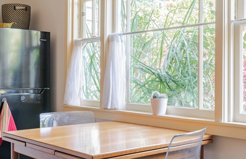 Emeryville Apartment | Light-filled Spacious Studio and Gardens