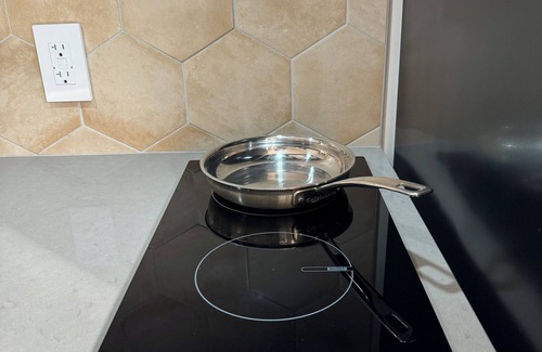 Emeryville Apartment | Light-filled Spacious Studio and Gardens