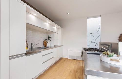 Christchurch City Centre House | Light filled townhouse. Stroll to river, Te Pae and central city.