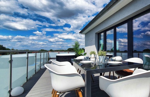 Region Hannover District Apartment | Light-flooded penthouse with whirlpool in the heart of Lower Saxony
