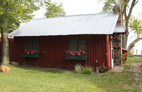 Port Hope Cabin | Lightkeepers Vintage Cottage 7