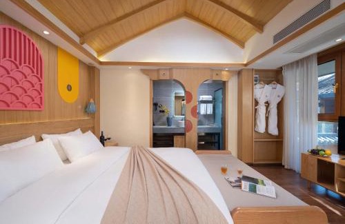 Dayan Old Town Hotel | Lijiang MuYa Chinese Courtyard Hotel with Water View