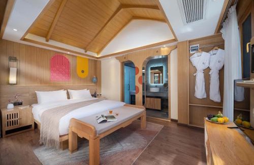 Dayan Old Town Hotel | Lijiang MuYa Chinese Courtyard Hotel with Water View