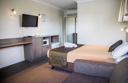 Goulburn Bed & Breakfast | Lilac City Motor Inn Deluxe Queen Room 11