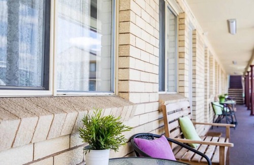 Goulburn Bed & Breakfast | Lilac City Motor Inn Deluxe Queen Room 11