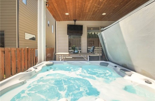 Maple Valley House | Lilac villa with hot tub