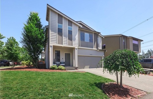 Maple Valley House | Lilac villa with hot tub
