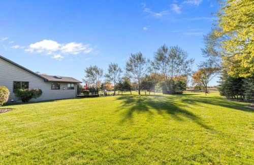 Black Wolf House | Lilly Lakeside- Large Tri Level home