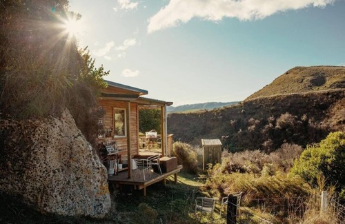 Broomfield Cabin | Lime Hut with wood burning sauna - Waipara Narrows offgrid