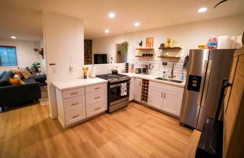 Woodlands House | Lincoln Log Cabin | Renovated | Near Attractions