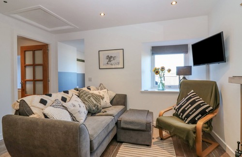 Kirriemuir Cottage | LINDSAY COTTAGE, pet friendly, with open fire in Northmuir