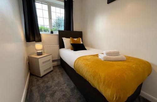 Branston House | Lingfield House - Spacious 3 Bed Home From Home in Burton