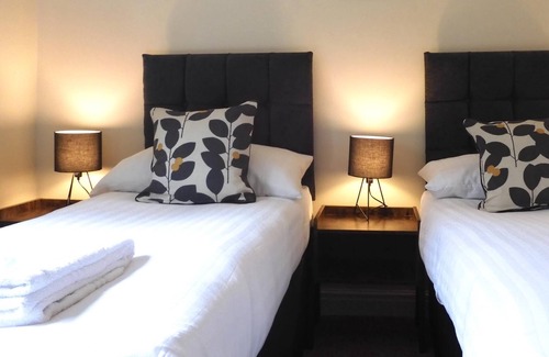 Hoole Apartment | Lion House Chester - Very Near Zoo & Ideal for City - Sleeps Up to 7