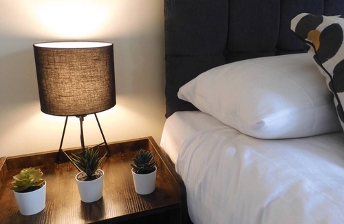 Hoole Apartment | Lion House Chester - Very Near Zoo & Ideal for City - Sleeps Up to 7