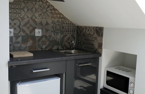 Costa de Caparica Apartment | Lisbon Beach Apartments 6. Studio, beach 5 minutes, free wifi.