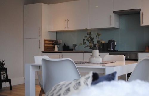 East Finchley Apartment | Literally seconds from the centre of East Finchley