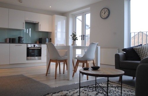 East Finchley Apartment | Literally seconds from the centre of East Finchley