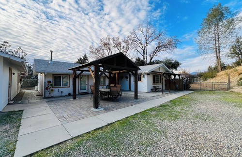 Oakhurst House | Little Acre, Hot tub, Pool, Gameroom, family & pet friendly, near Yosemite,