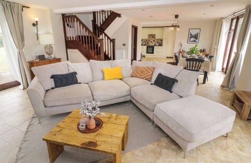 Ab Lench Cottage | LITTLE ACRE, pet friendly, with open fire in Harvington