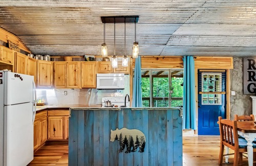 Frenchburg Cabin | Little Bear Cabin @ RRG-Dog Friendly-Hot Tub & Pond!