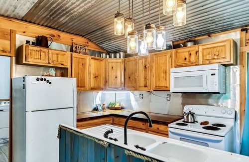 Frenchburg Cabin | Little Bear Cabin @ RRG-Dog Friendly-Hot Tub & Pond!