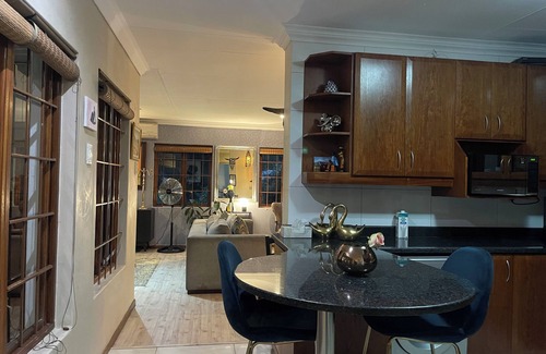 Greater Johannesburg Metropolitan Area Cottage | Little Big House, Bryanston. Pet friendly 1 Bedroom