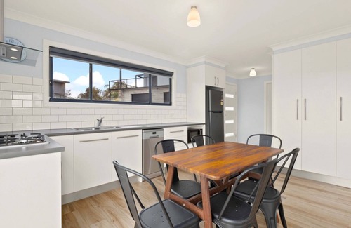 East Jindabyne Cabin | Little Bivvy located high up in Tyrolean Village with spectacular views over Lake Jindabyne