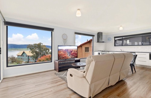 East Jindabyne Cabin | Little Bivvy located high up in Tyrolean Village with spectacular views over Lake Jindabyne