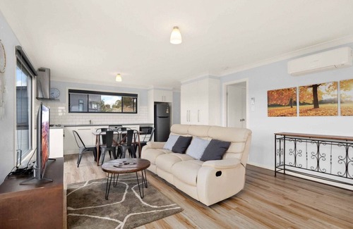 East Jindabyne Cabin | Little Bivvy located high up in Tyrolean Village with spectacular views over Lake Jindabyne