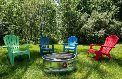 Riverside House | Little Blue Cottage: a wooded getaway near beaches and towns