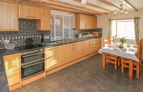 Llanddowror Cottage | LITTLE BROOK COTTAGE, pet friendly, with open fire in Laugharne