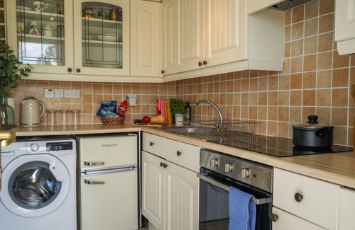 Galmpton House | Little Galmpton - sleeps 3 guests in 2 bedrooms