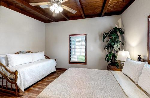 Kingsland House | Little House on LBJ